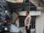 Mobil-Truk-Jalan-Sendiri-di-Padang-Hantam-2-Kendaraan-yang-Sedang-Parkir.jpg