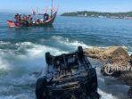Mobil-masuk-ke-laut-di-Jalan-Raya-Padang-Painan-Kecamatan-Lubuk-Begalung.jpg
