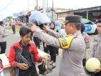 Kapolres Pasaman Barat Bagikan Helm Gratis dalam Operasi Keselamatan Singgalang 2025
