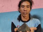PENEMUAN-BATU-METEOR-Wasroni-40-warga-Desa-Jatilaba.jpg