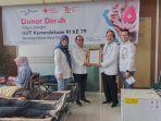 PMI-Padang-menyerahkan-sertifikat-kepada-Bank-Nagari-Padang.jpg