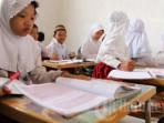 Para-siswa-Madrasah-Ibtidaiyah-Swasta-Gummi-tetap-mengikuti-proses-belajar-mengajar-di-areal-sekolah.jpg