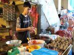 Pedagang-cabai-di-pasar-Pariaman-Apri-24-sedang-melayani-pembeli.jpg