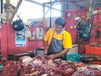 Pedagang-daging-di-los-daging-Pasar-Pariaman-Ujang-Usman-54-s.jpg