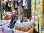 Pedagang-minyak-goreng-curah-di-pasar-raya-Padang1.jpg