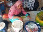 Pedagang-tahu-sumedang-di-kawasan-Pasar-Raya-Padang-Senin-732022.jpg