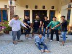 Pelaku-BS-saat-diamankan-tim-Opsnal-Reskrim-Polsek-Bungus-Teluk-Kabung.jpg