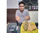 Pelaku-N-bersama-barang-bukti-saat-berada-di-Mapolres-Payakumbuh-Senin-842024.jpg