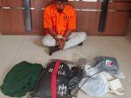 Pelaku-R-40-bersama-barang-bukti-saat-diamankan-ke-Mapolresta-Bukittinggi-f.jpg