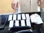 Pelaku-dan-barang-bukti-saat-diamankan-Jumat-432022.jpg