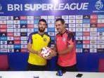 Pelatih-Arema-FC-Marcos-Santos-bersama-pemainnya-2112025.jpg