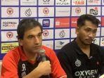 Pelatih-Kepala-Semen-Padang-FC-Eduardo-Almeida-bersama-pemainnya-Alex-Van-Djin.jpg