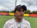 Pelatih-Kepala-Semen-Padang-FC-Eduardo-Almeida-saat-berada-di-Stadion-GOR-H.jpg