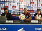 Pelatih-Kepala-Semen-Padang-FC-Hendri-Susilo-tengah.jpg