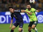 Pemain-Australia-Aziz-Behich-berebut-bola-dengan-pemain-Jepang-pada-pertandingan-grup-C-rondss.jpg