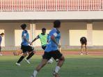 Pemain-PSIM-Yogyakarta-saat-menjalan.jpg