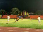 Pemain-Semen-Padang-FC-menjalani-sesi-latihan-pada-malam-hari.jpg