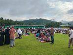 Pemkab-Sijunjung-Gelar-Salat-Idul-Fitri-di-Lapangan-M-Yamin-Terpantau-Ribuan-Masyarakat-Berdatangan.jpg