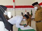 Pemkab-Sijunjung-serahkan-SK-keputusan-bupati-kepada-CPNS-dan-PPPK.jpg