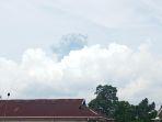 Penampakan-kolom-abu-dari-aktivitas-Gunung-Marapi-di-antara-awan-Rabu-2182024s.jpg