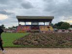 Penampakan-pekerja-saat-membongkar-rumput-lapangan-Stadion-H-Agus-Salim-Padang.jpg
