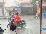 Pengendara-yang-sedang-melintas-walaupun-sedang-turun-hujan-dengan-intensitas.jpg
