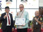 Penghargaan-diberikan-Wali-Kota-2024.jpg