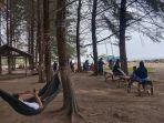 Pengunjung-Pantai-Ujung-Batu-melon.jpg