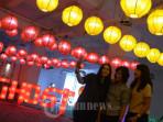 Pengunjung-berswa-foto-di-Light-Garden-di-Grand-City-Senin-1612017.jpg