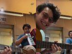 Penyanyi-Ardhito-Pramono-membeberkan-lagu-terakhir-yang-dibuat-mendiang-Gustiwiw.jpg