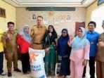 Penyerahan-bantuan-oleh-Bupati-Sijunjung-Benny-Dwifa-Yuswir.jpg