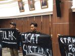 Perwakilan-masyarakat-Sipil-Sumbar-menyampaikan-protes-terhadap-pembahasan-gs.jpg
