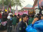Peserta-aksi-damai-di-depan-Kantor-DPRD-Provinsi-Sumatera-Barat.jpg