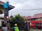 Petugas-Damkar-dan-PLN-berada-di-lokasi.jpg