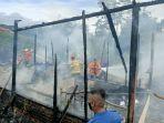Petugas-Damkar-saat-berusaha-memadamkan-api-yang-membakar-rumah.jpg