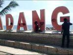 Petugas-Dinas-Pariwisata-Padang-melakukan-pembersihan-Tugu-Iora-Padang.jpg