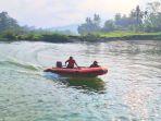 Petugas-gabungan-bersiap-siap-untuk-menyusuri-sungai-untuk-mencari-korban-hanyut.jpg