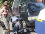 Petugas-gabungan-menderek-satu-unit-mobil-pikap-parkir-semb.jpg