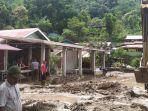 Petugas-gabungan-saat-membersihkan-lumpur-karena-banjir.jpg
