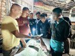 Petugas-gabungan-saat-mengamankan-pelaku-beserta-barang-bukti-rg.jpg