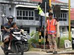Petugas-penjaga-perlintasan-kereta-api-di-padang-2-2292025.jpg
