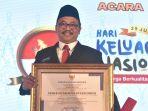 Pj-Wali-Kota-Payakumbuh-menerima-penghargaan-iBangga-pada-peringatan-puncak-Harganas-ke-31.jpg