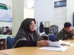 Plt-Baznas-Bukittinggi-Muslimah-saat-di-wawancarai-di-ruangannya.jpg