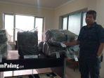 Plt-Kepala-BNNP-Sumbar-Hindra-saat-menunjukkan-barang-bukti.jpg