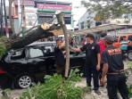 Pohon-tumbang-timpa-mobil-di-Padang-9102025.jpg