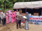 Polres-Agam-Beri-Bantuan-untuk-24-Pengungsi-Pasca-Longsor-di-Arikia-Tanjung-Raya-Agam.jpg