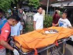 Proses-evakuasi-seorang-lelaki-yang-ditemukan-meninggal-dunia-di-Kota-Padang.jpg