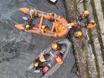 Proses-pencarian-korban-tenggelam-di-Danau-Maninjau12.jpg