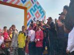 Puluhan-ribu-masyarakat-Pariaman.jpg