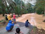 Puluhan-warga-terjebak-akibat-akses-jalan-yang-putus.jpg